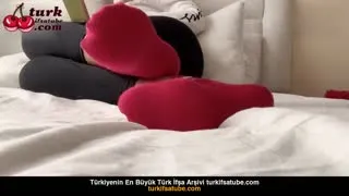 Ayak ifşa Mistress Ayeste Koltukta uzanıp ayaklarını sergiledi