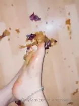 Orucunu ayağımla ezdiğim elmayla açmak isterdin değil mi ezzik
