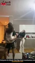 Horoz Dövüşü yapıyorlar sanırım