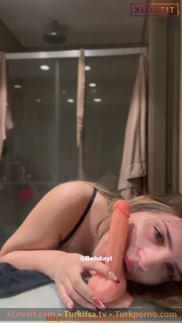 Tango Tuğçem ifşa Küçük dildosuna gırtlak yaptı