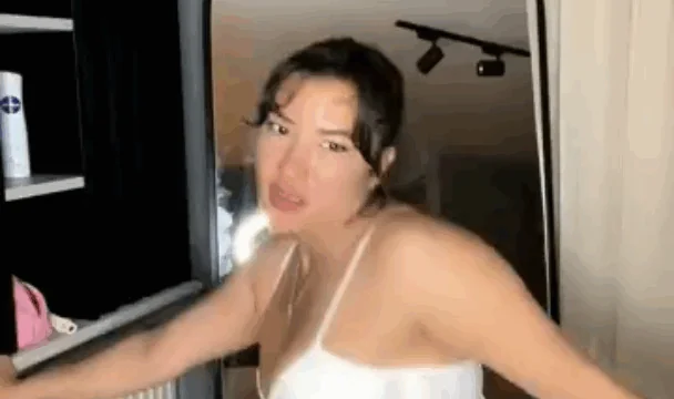 Burcu Yıldız ifşa Full dans kafayı çekmeli yayın seyret